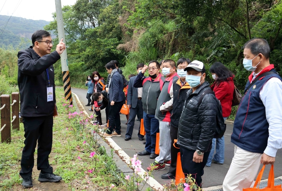 「守護火金姑‧最愛塔寮坑」USR計畫計畫主持人施教旺(左)，解說環溪步道生態。